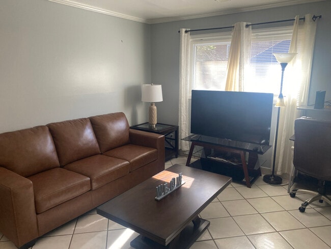 Building Photo - 810 Clarendon St