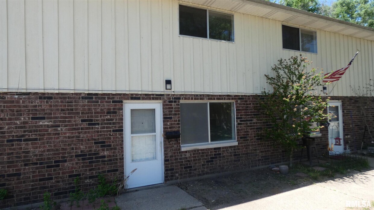 1515 Sara Ln Unit 2, Pekin, IL 61554 Room for Rent in Pekin, IL