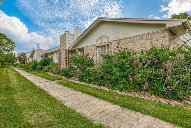 Building Photo - 6533 S Briar Bayou Dr