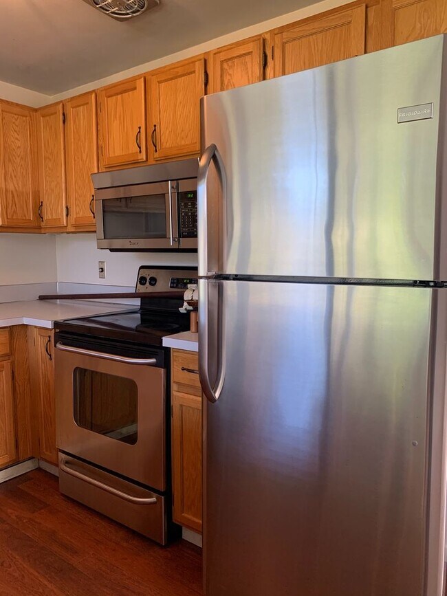 Building Photo - Lake hills 3 bed