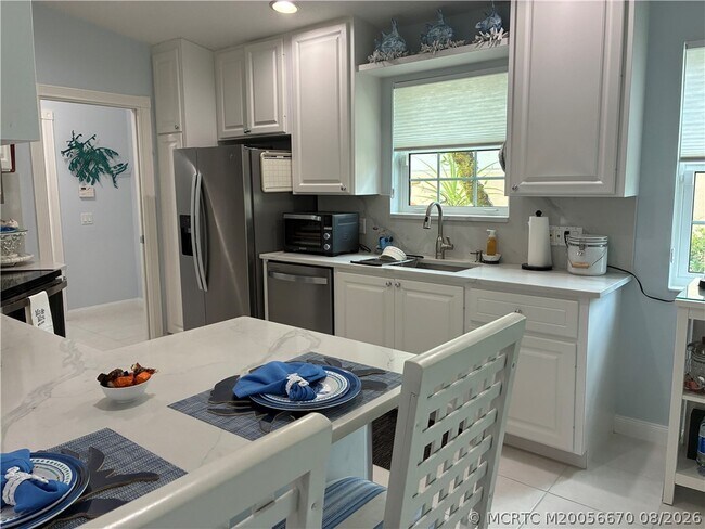 Building Photo - 9097 SE Retreat Dr