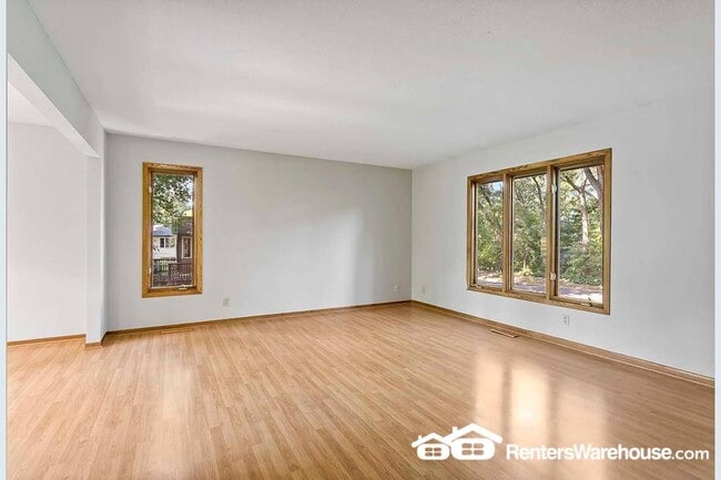 Building Photo - 3004 Pine Ridge Dr