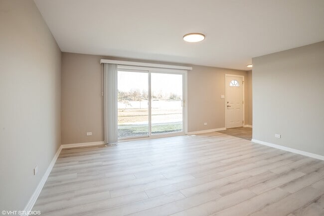 Building Photo - 32 N Salem Dr