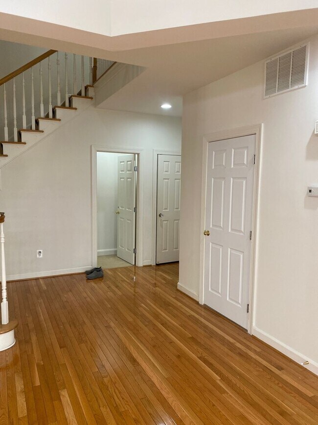 Building Photo - 3 Bedroom Townhome in Sterling, with a lar...