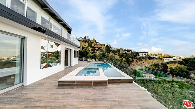 Foto del edificio - 1664 Mountcrest Ave
