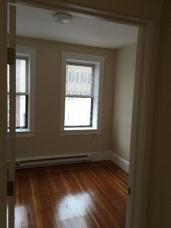 Foto del edificio - No brokers Fee. Central Mission Hill Locat...