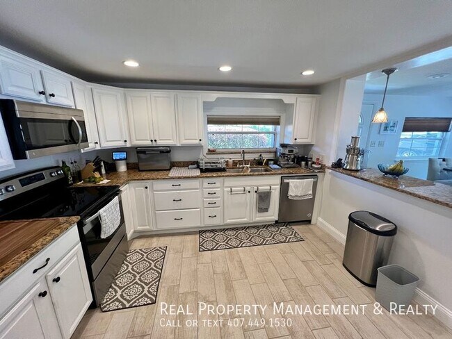 Foto del edificio - 2 BR / 1.5 BA Pool Home on Corner Lot In L...