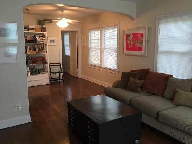 Large living space - 826 N Thornton Ave