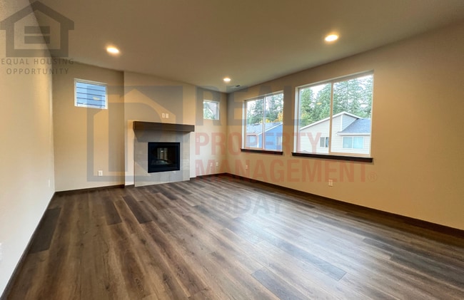 Building Photo - Stunning 5 Bedroom! Great Location!