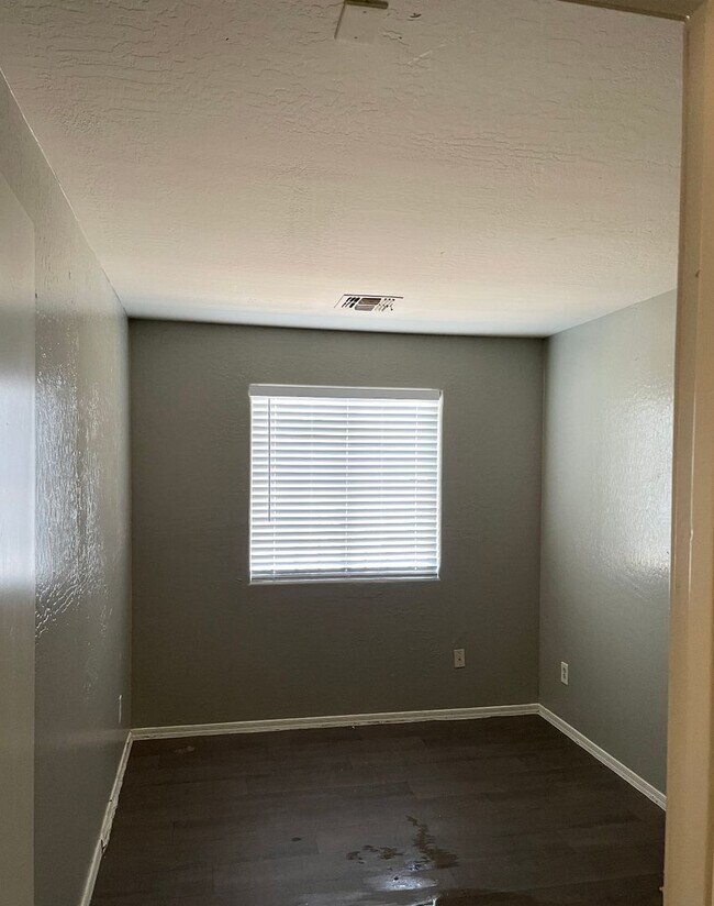 Building Photo - FREE RENT INTERESTED  3BR  1 BATH  SINGLE FAMILY HOME  BACK UNIT