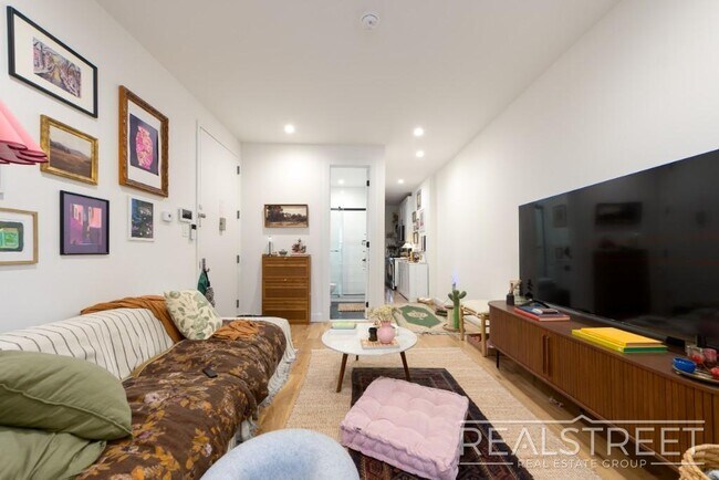 Building Photo - 3 Bed 2 Bath with W/D & Terrace!