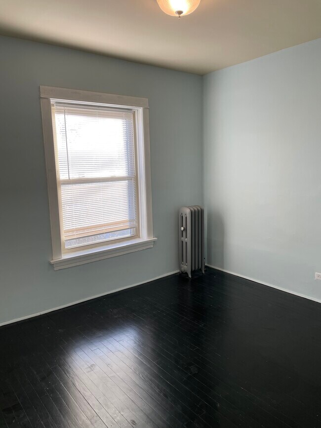 Building Photo - 1200 W Thorndale Ave