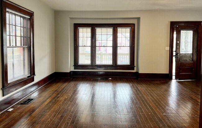 Building Photo - DEPOSIT MOVES YOU IN! No rent due until Ma...