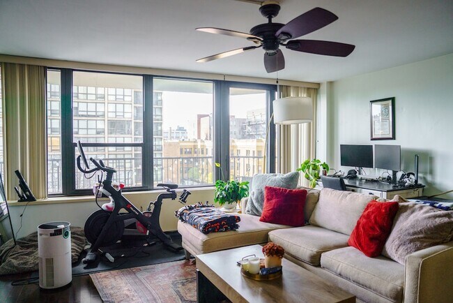 Foto del edificio - 1560 N Sandburg Terrace