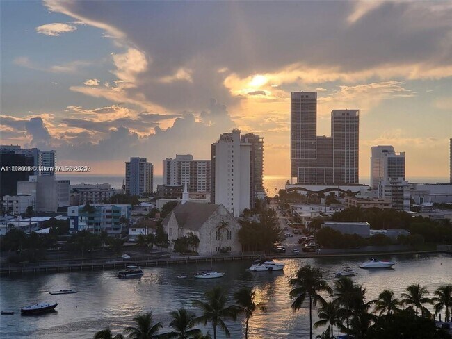 Foto del edificio - 6900 Bay Dr