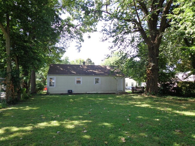 Building Photo - 1615 E Brower St