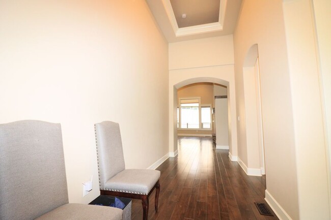 Building Photo - Beautiful Home Awbrey Butte