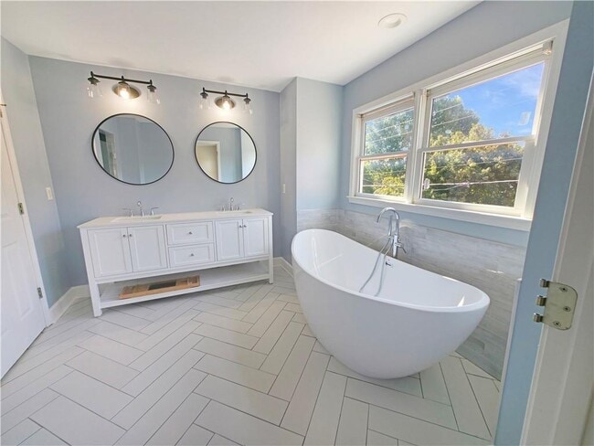 Building Photo - 136 Crumley St SE