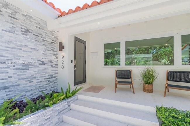 Building Photo - 920 Alava Ave