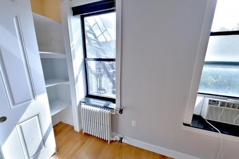 Foto del edificio - 325 E 5th St