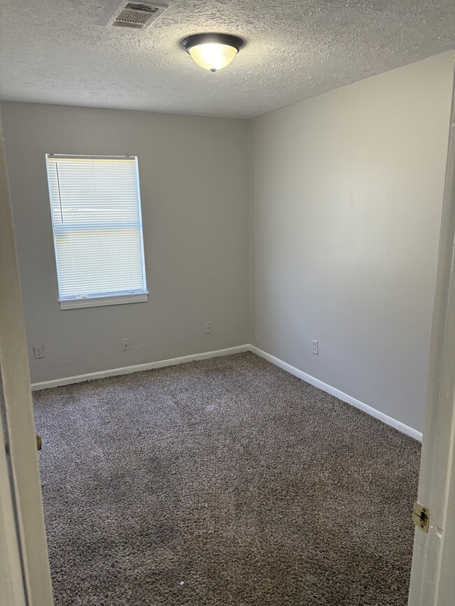 Building Photo - 3879 Southmont Dr