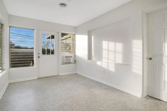 Building Photo - * 3 bed 2 bath house with 1450 sf.