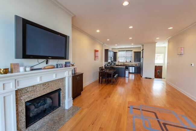 Building Photo - Massive townhome in prime location!