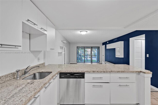 Building Photo - 2302 S Cypress Bend Dr