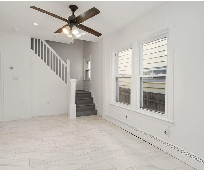 Foto del edificio - 2 Kitchen Home in Woodhaven