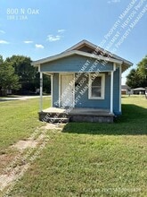 Building Photo - 800 N Oak St