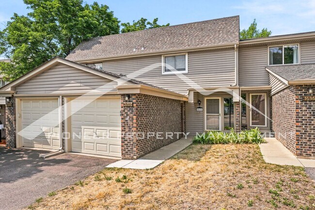 Building Photo - Charming Townhouse with Washer/Dryer and 1-Car Garage