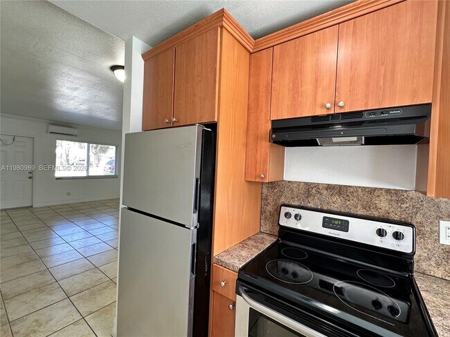 Building Photo - 1400 NE 56th St