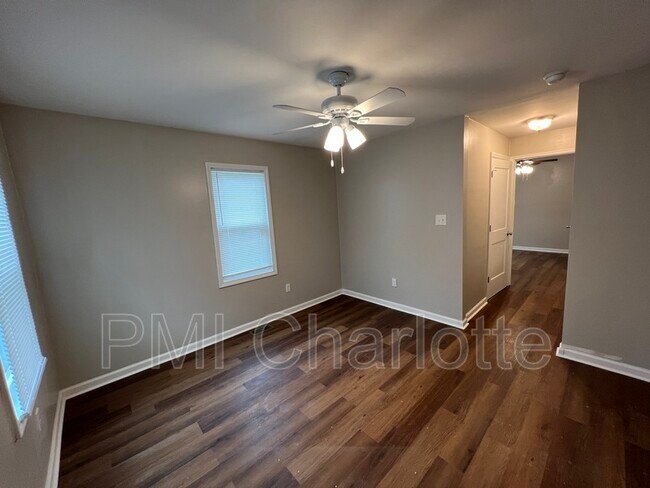 Foto del edificio - 623 W Iredell Ave