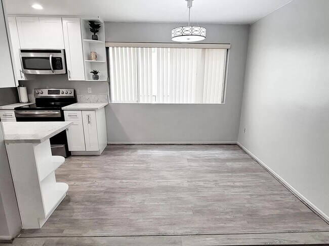 Foto del edificio - 12801 Moorpark St