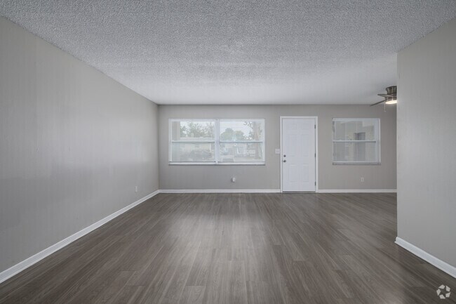 2 habitaciones, 1 baño - 934 pies cuadrados - Sala de estar - 600 Wildwood Way
