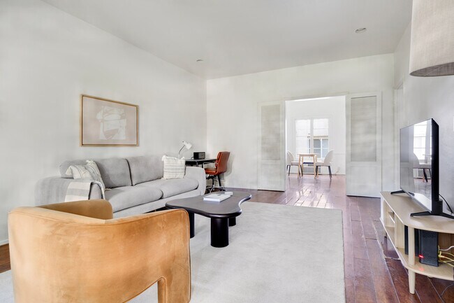 Foto del edificio - 135 S Reeves Dr