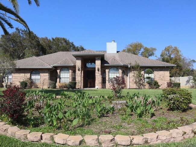 Foto del edificio - Beautiful Brick Home in Crystal Lakes Estate Call Carole Arcaro 386-216-4900 Deltona Lakes Realty
