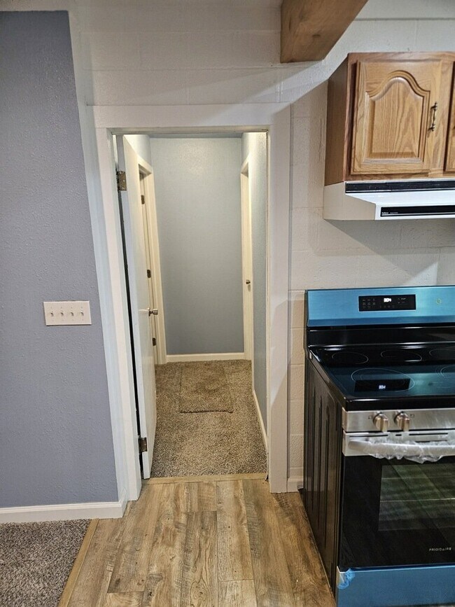 Building Photo - Move-in special: Enjoy a $500.00 discount ...