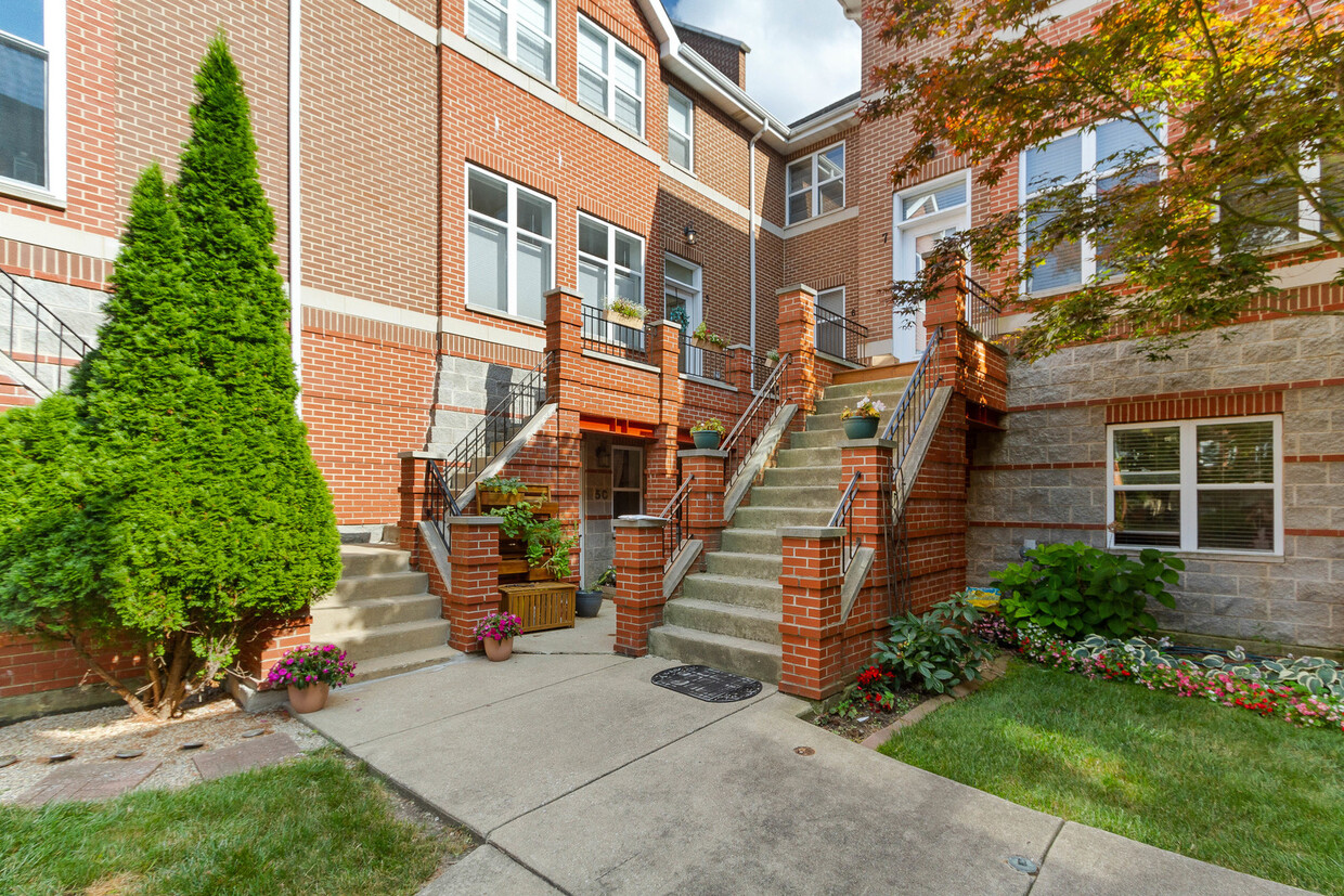 Primary Photo - 825 E 52nd St