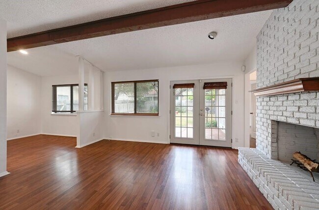 Foto del edificio - 1008 Hillside Oaks Dr