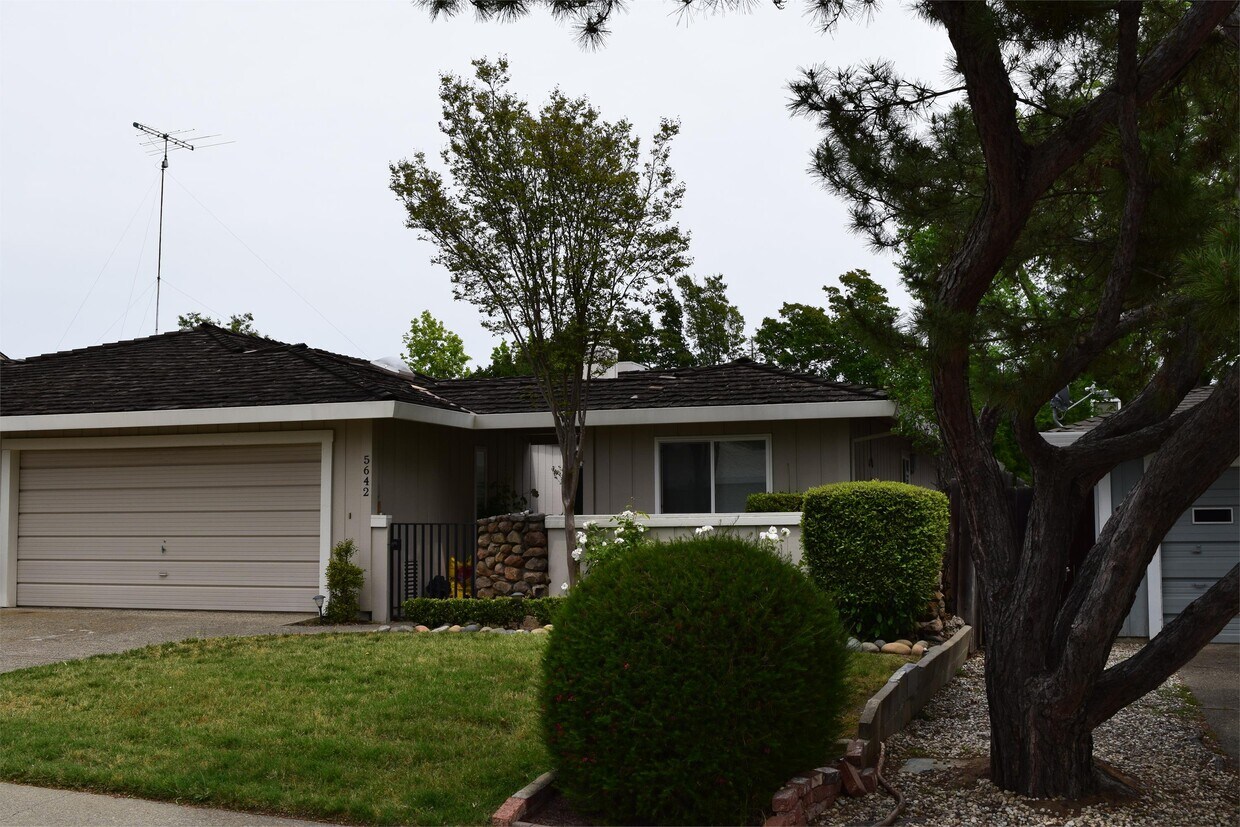 Foto principal - 5642 Cypress Point Dr