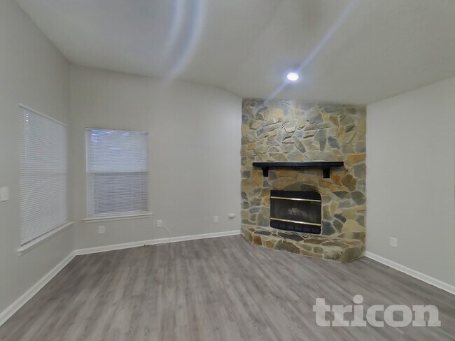 Foto del edificio - 341 Silent Brook Trail