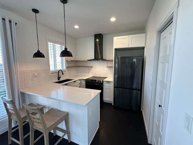 Building Photo - A Bright & Contemporary Home in Pasco