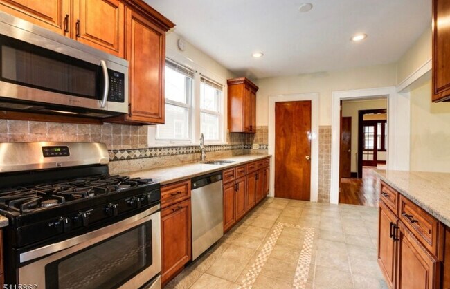 Kitchen - 408 Berkeley Ave