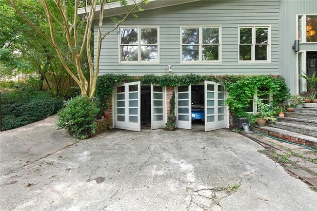 Foto del edificio - 1232 Bernadette Ln NE