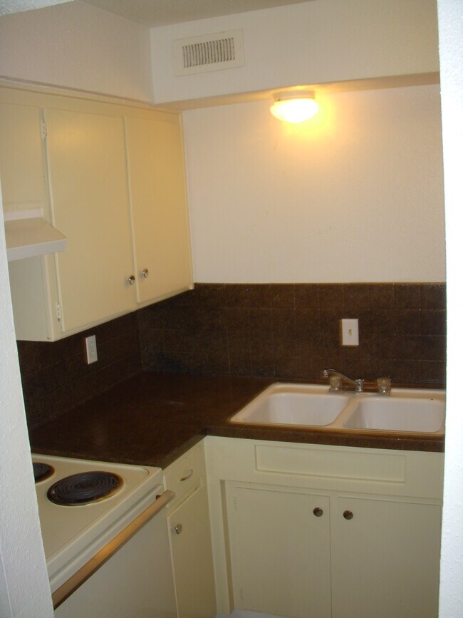 Kitchen - 115 Avenue G