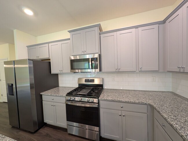 Foto del edificio - Spacious 4 bedroom, 2 bath Ranch Style Home located in Selwyn Landing !