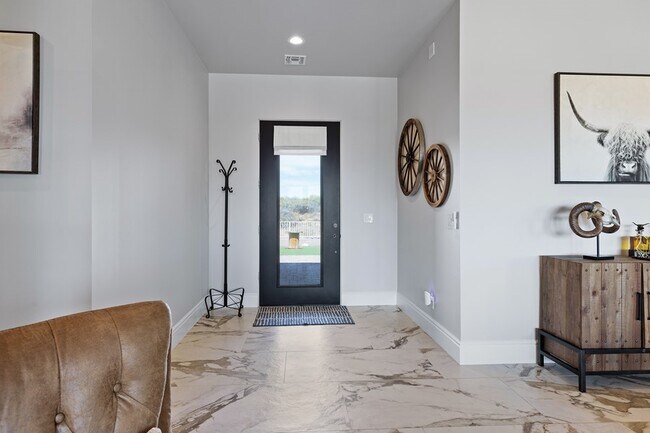 Foto del edificio - A Luxurious Fully Furnished Rental!