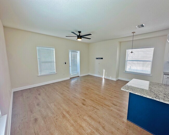 Luminosa sala de estar con techos altos, acabados modernos y un espacio abierto. - 1736 W Walnut St