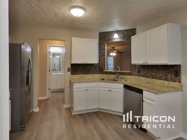 Foto del edificio - 2492 Feathertree Ln